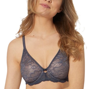 Triumph Amourette Charm W02 D1
